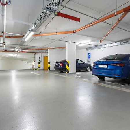 Yellow Apartment With Parking Прага Экстерьер фото