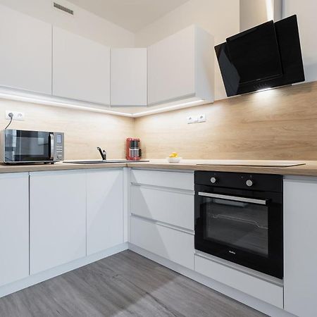 Yellow Apartment With Parking Прага Экстерьер фото