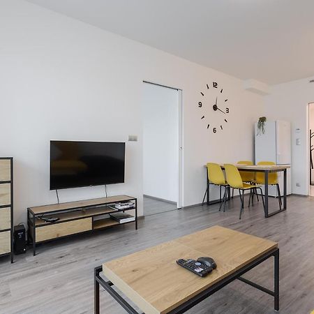 Yellow Apartment With Parking Прага Экстерьер фото