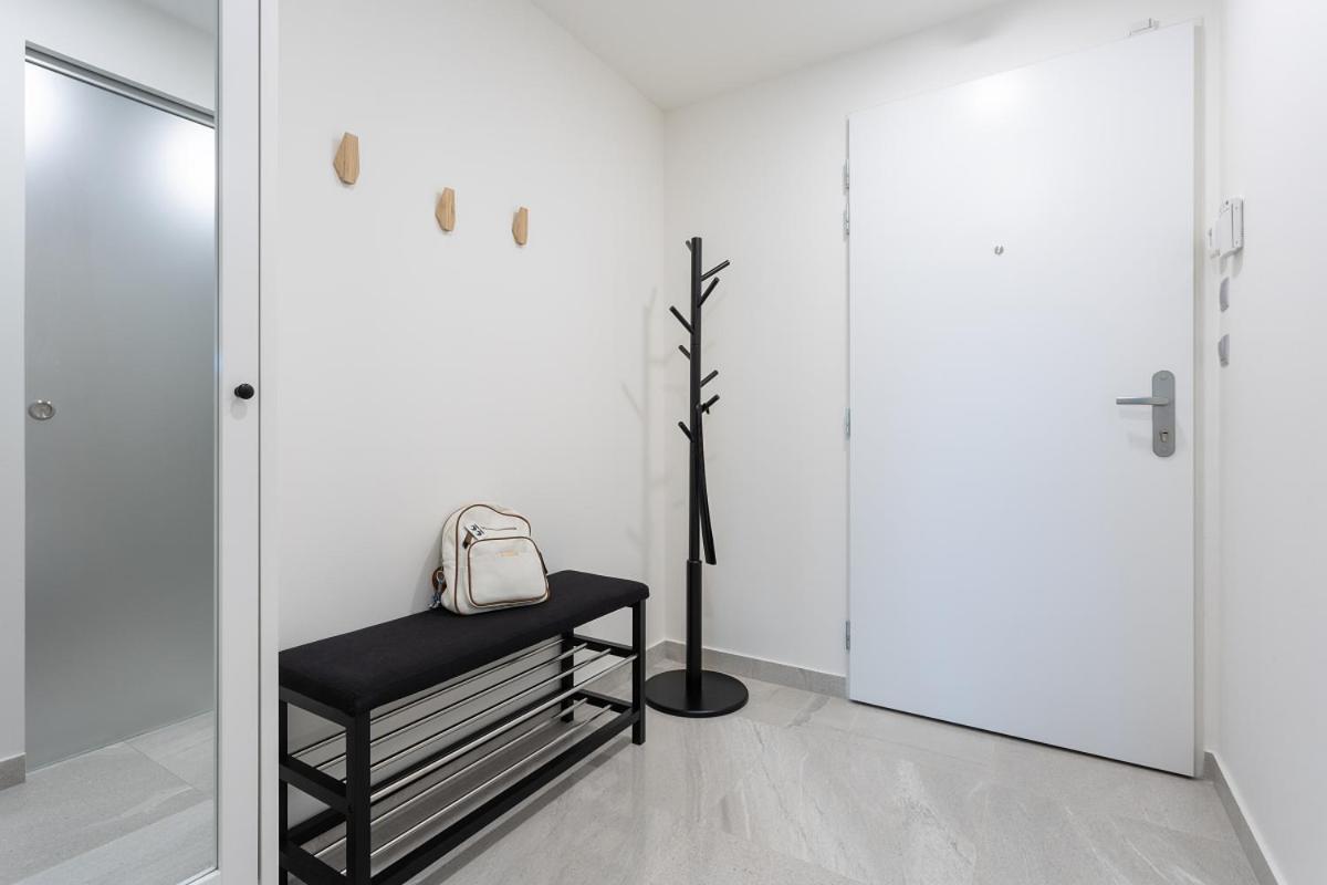 Yellow Apartment With Parking Прага Экстерьер фото