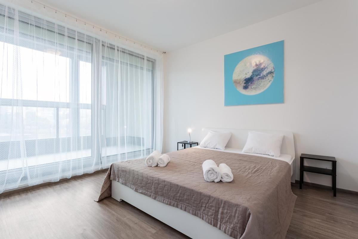 Yellow Apartment With Parking Прага Экстерьер фото
