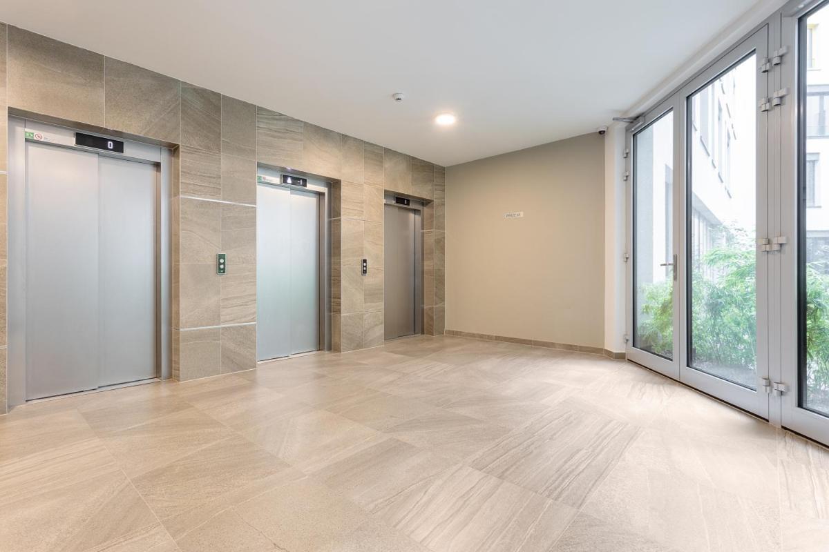 Yellow Apartment With Parking Прага Экстерьер фото