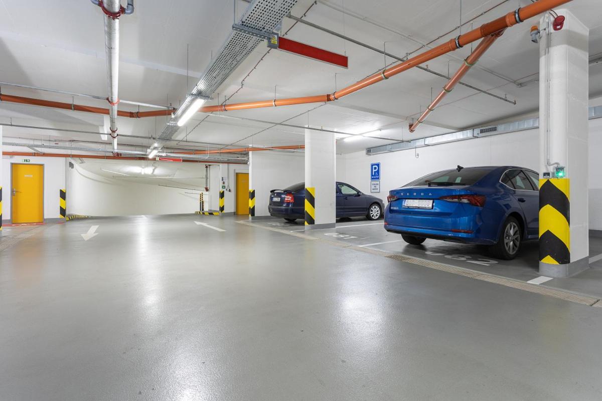 Yellow Apartment With Parking Прага Экстерьер фото