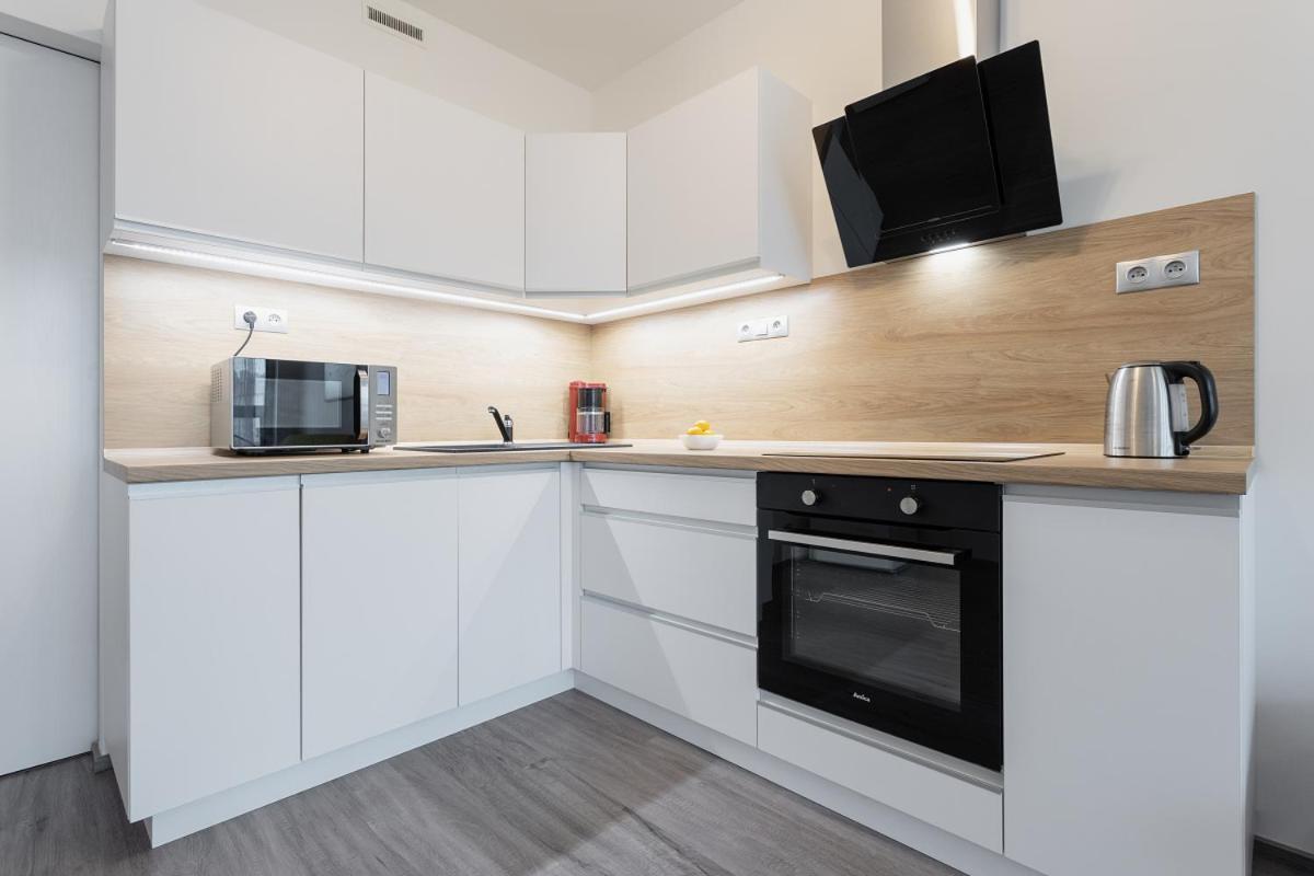 Yellow Apartment With Parking Прага Экстерьер фото