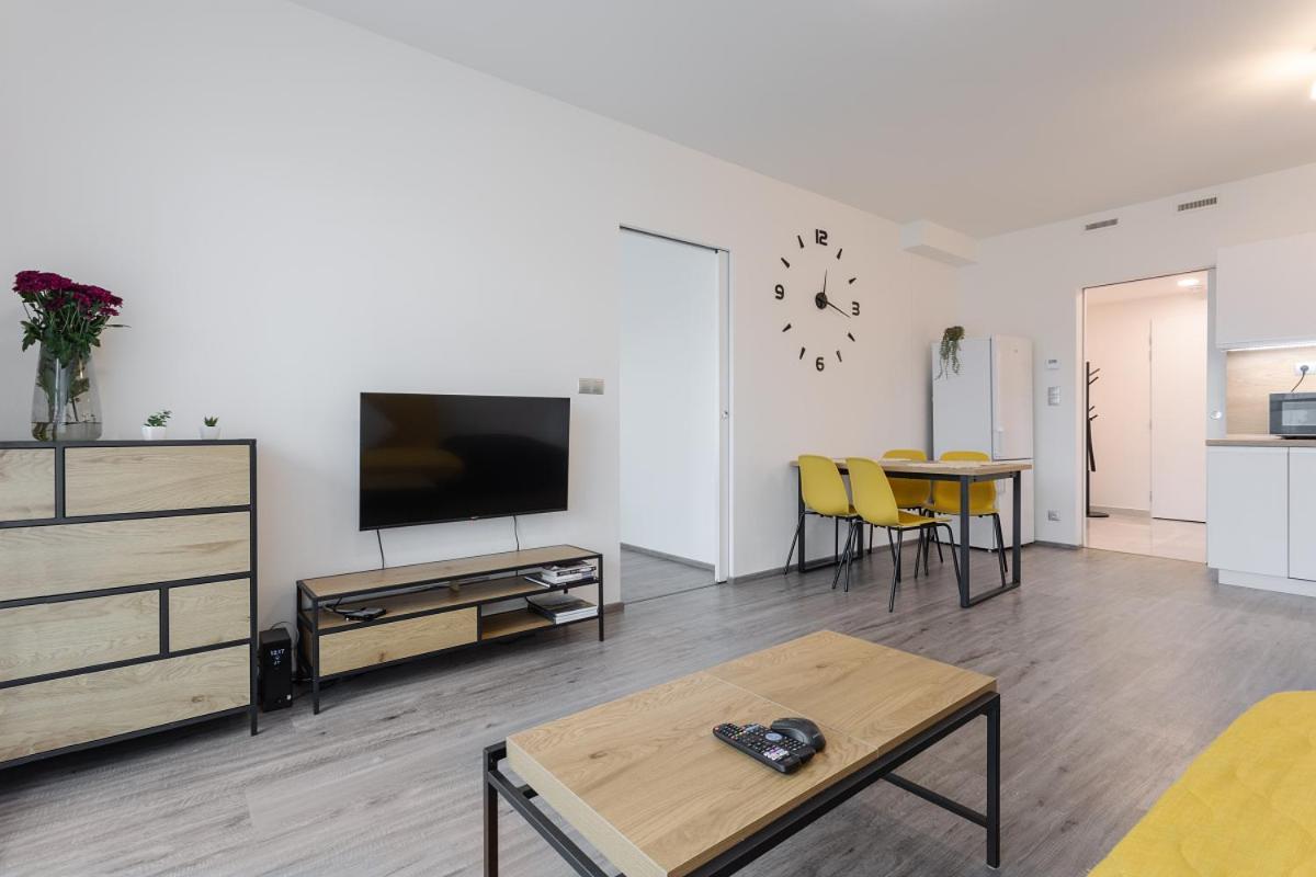 Yellow Apartment With Parking Прага Экстерьер фото
