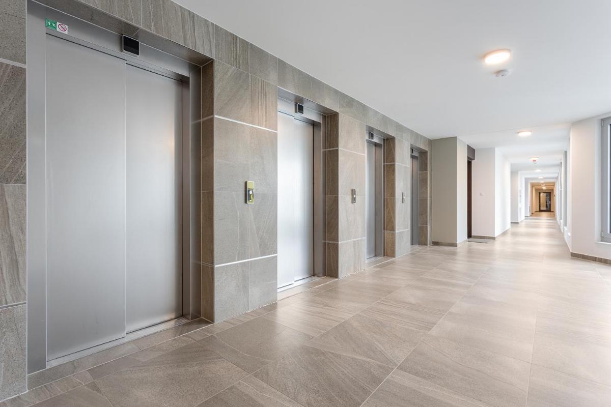 Yellow Apartment With Parking Прага Экстерьер фото
