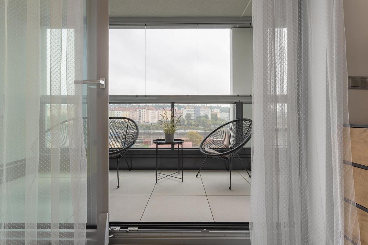 Yellow Apartment With Parking Прага Экстерьер фото