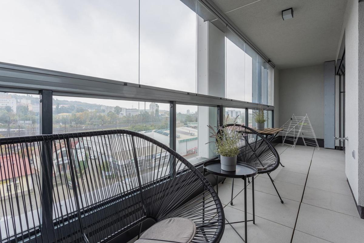 Yellow Apartment With Parking Прага Экстерьер фото