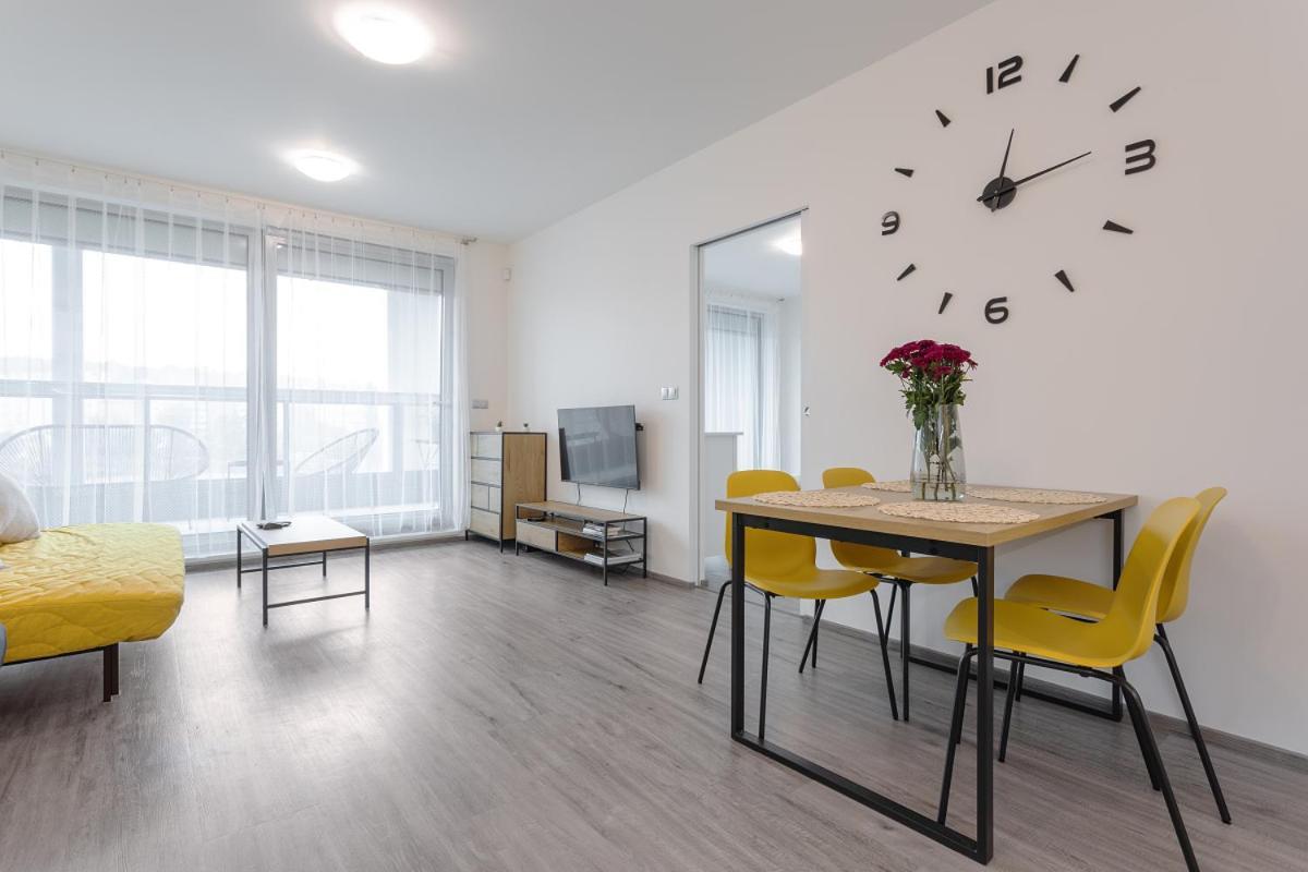Yellow Apartment With Parking Прага Экстерьер фото
