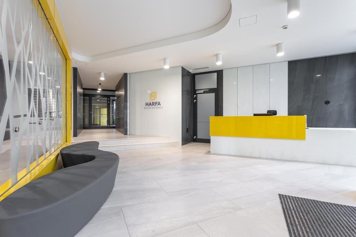Yellow Apartment With Parking Прага Экстерьер фото