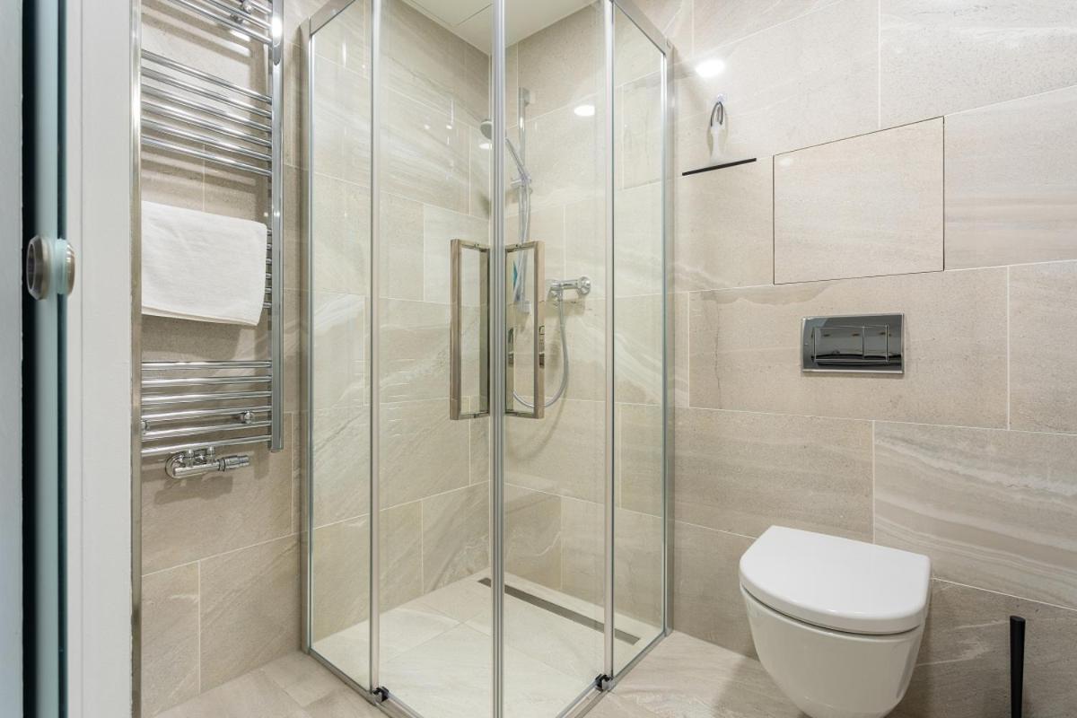 Yellow Apartment With Parking Прага Экстерьер фото