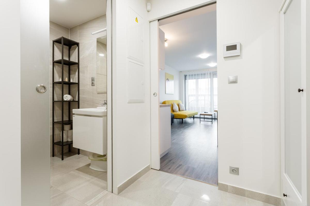 Yellow Apartment With Parking Прага Экстерьер фото