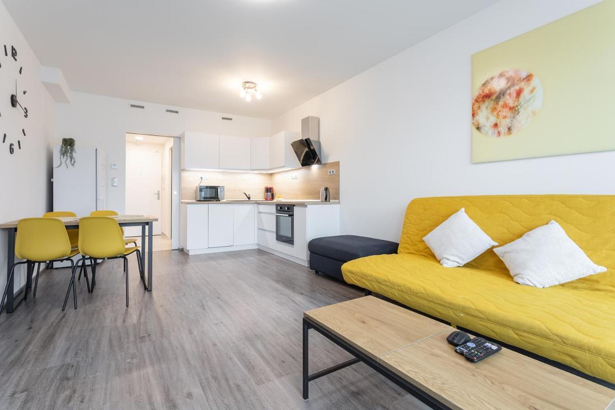 Yellow Apartment With Parking Прага Экстерьер фото