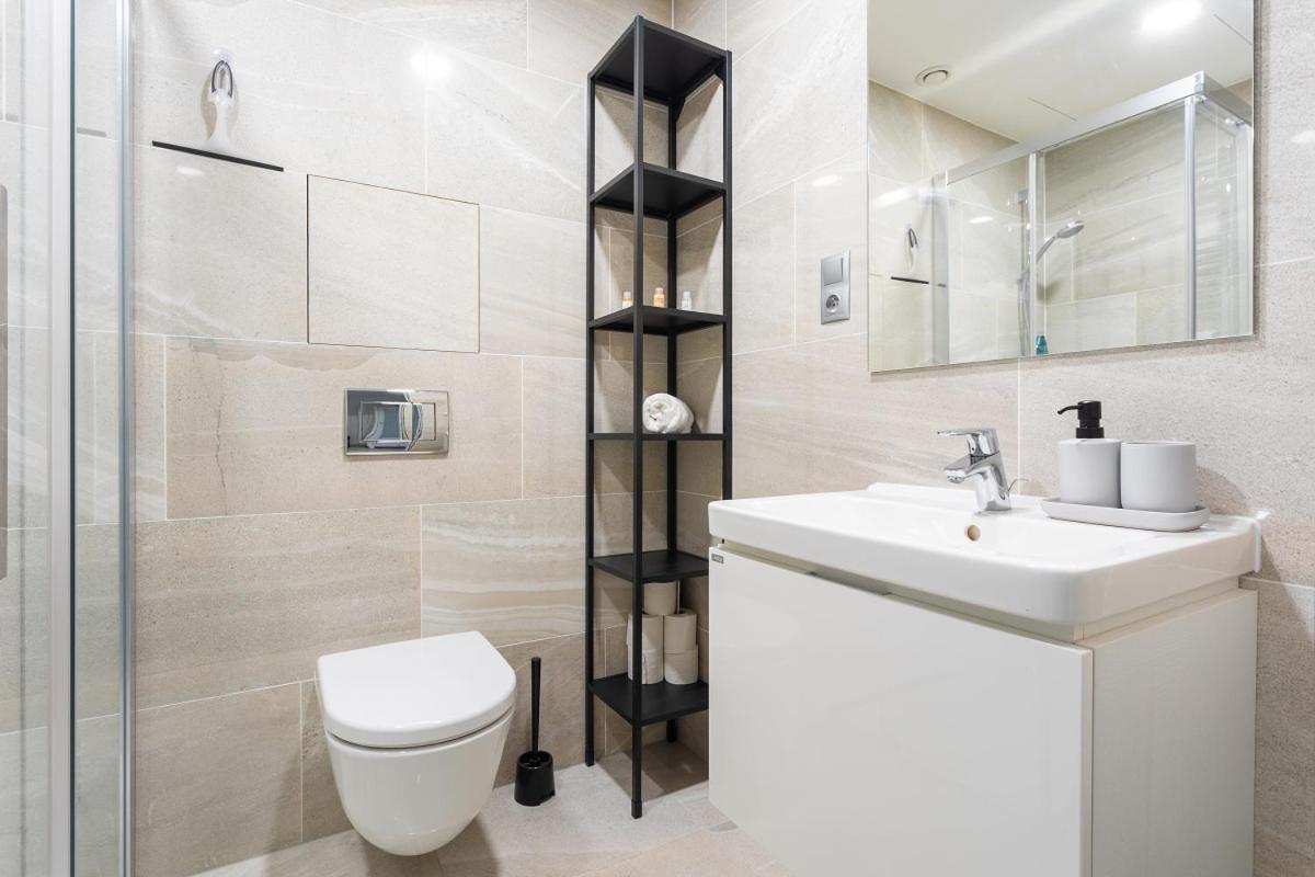 Yellow Apartment With Parking Прага Экстерьер фото